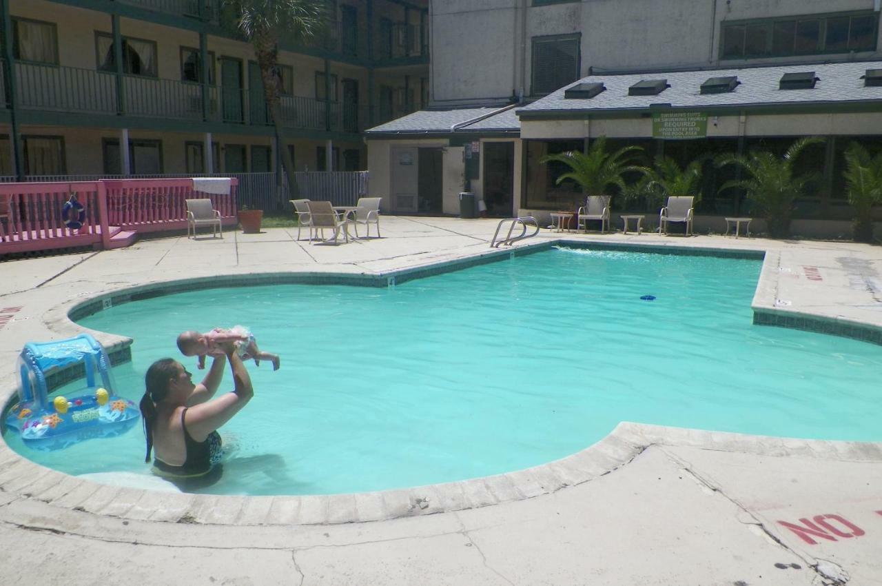Amerihome Inn & Suites Houston Airport North Esterno foto
